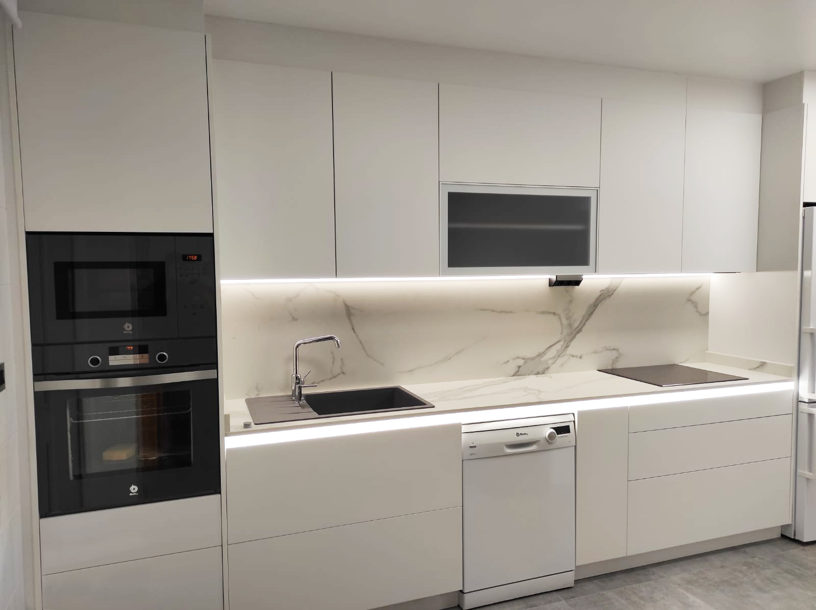 foto cocina moderna blanca y madera