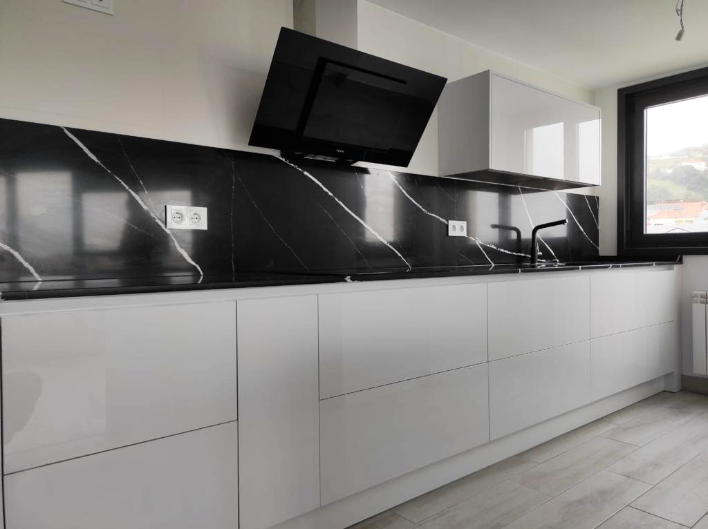 cocina moderna minimalista con isla central
