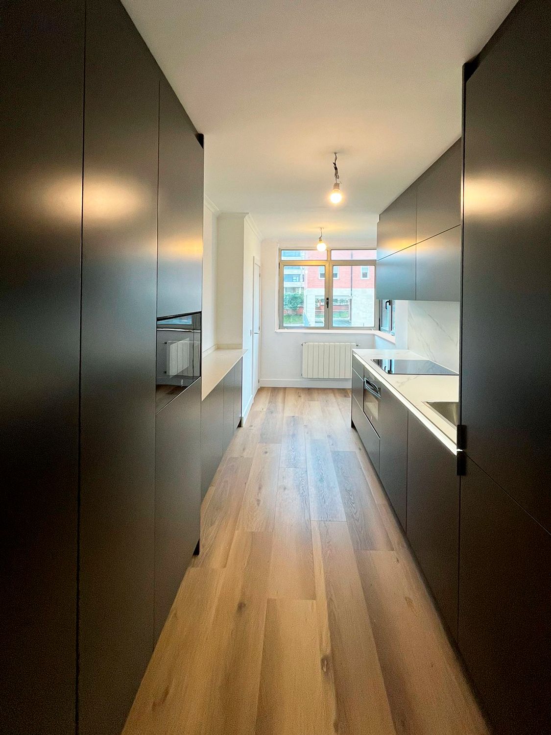 Cocina negra moderna y encimera blanca