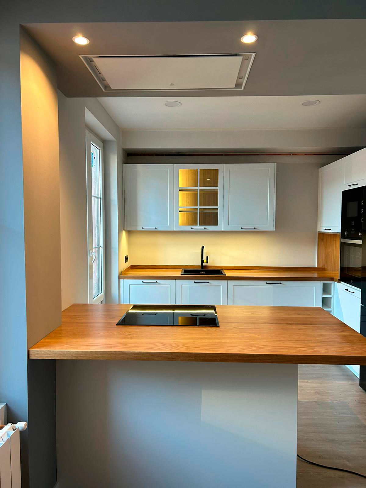 Cocina con campana plana incrustada en el techo | Cocinas Soinco