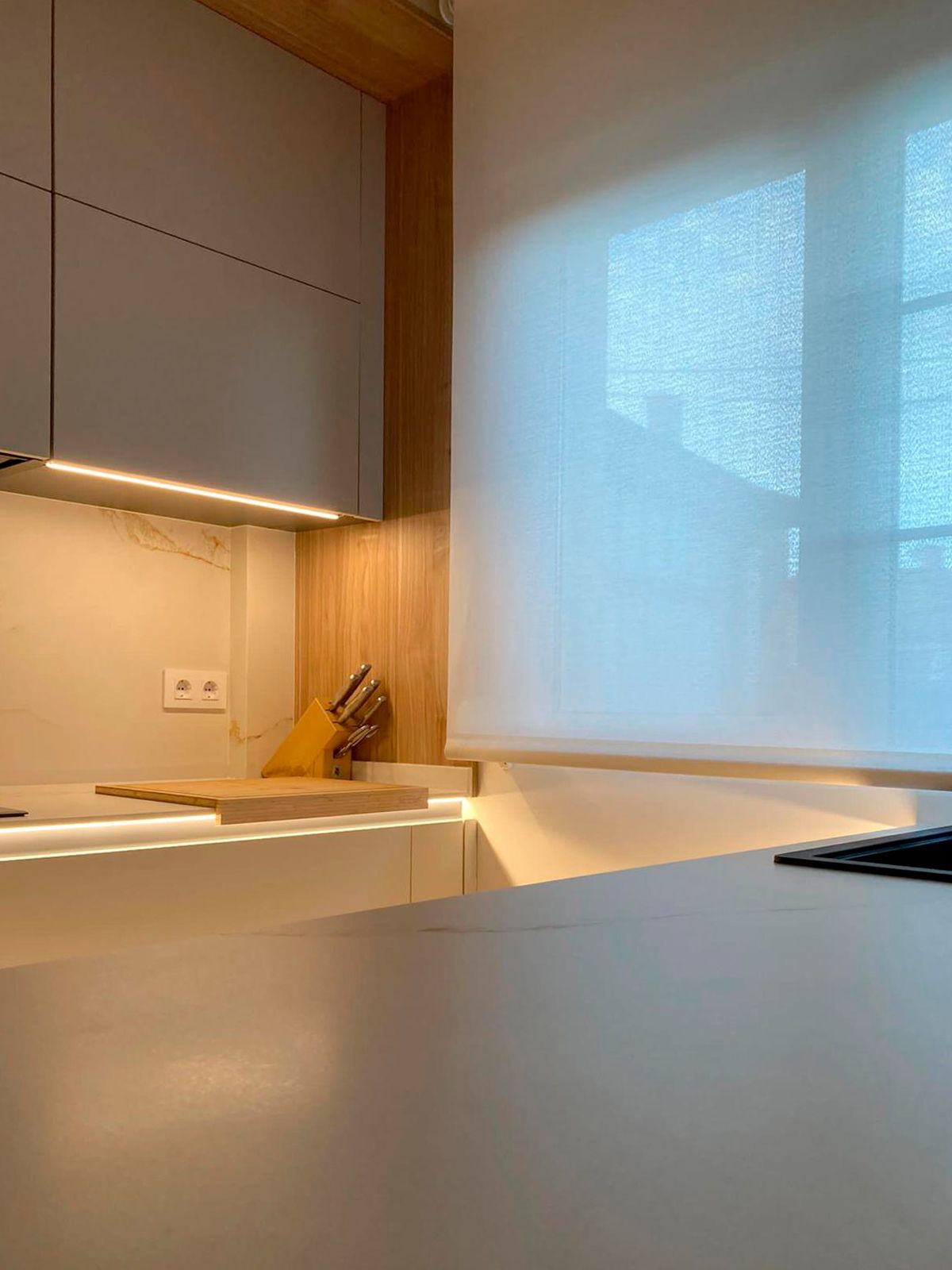 Encimera de cocina blanca con iluminación LED integrada, diseño Soinco