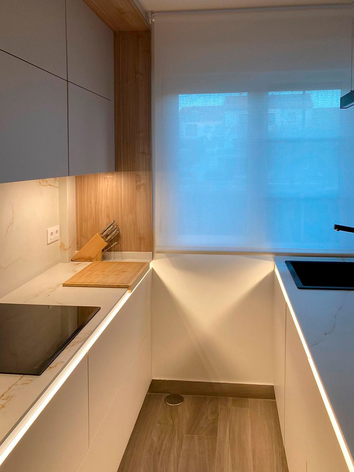 Encimera de cocina blanca con iluminación LED integrada, diseño Soinco