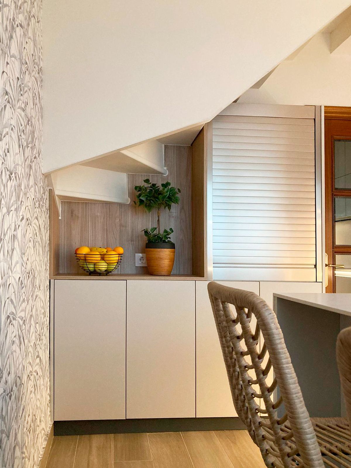 Aprovechamiento de espacio con muebles de cocina en madera bajo escalera, diseño Soinco