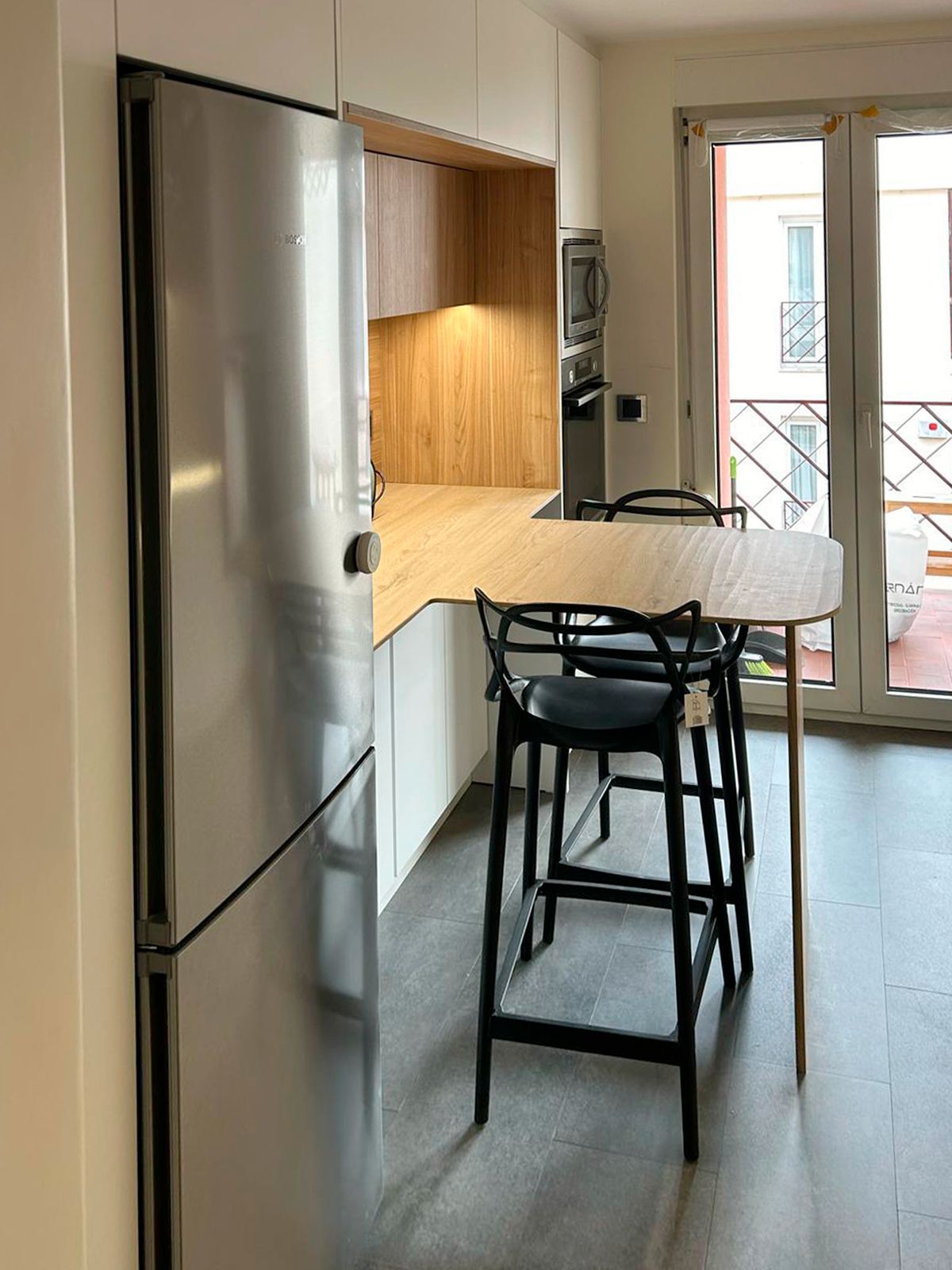 Cocina pequeña blanca con madera y electrodomésticos integrados Soinco