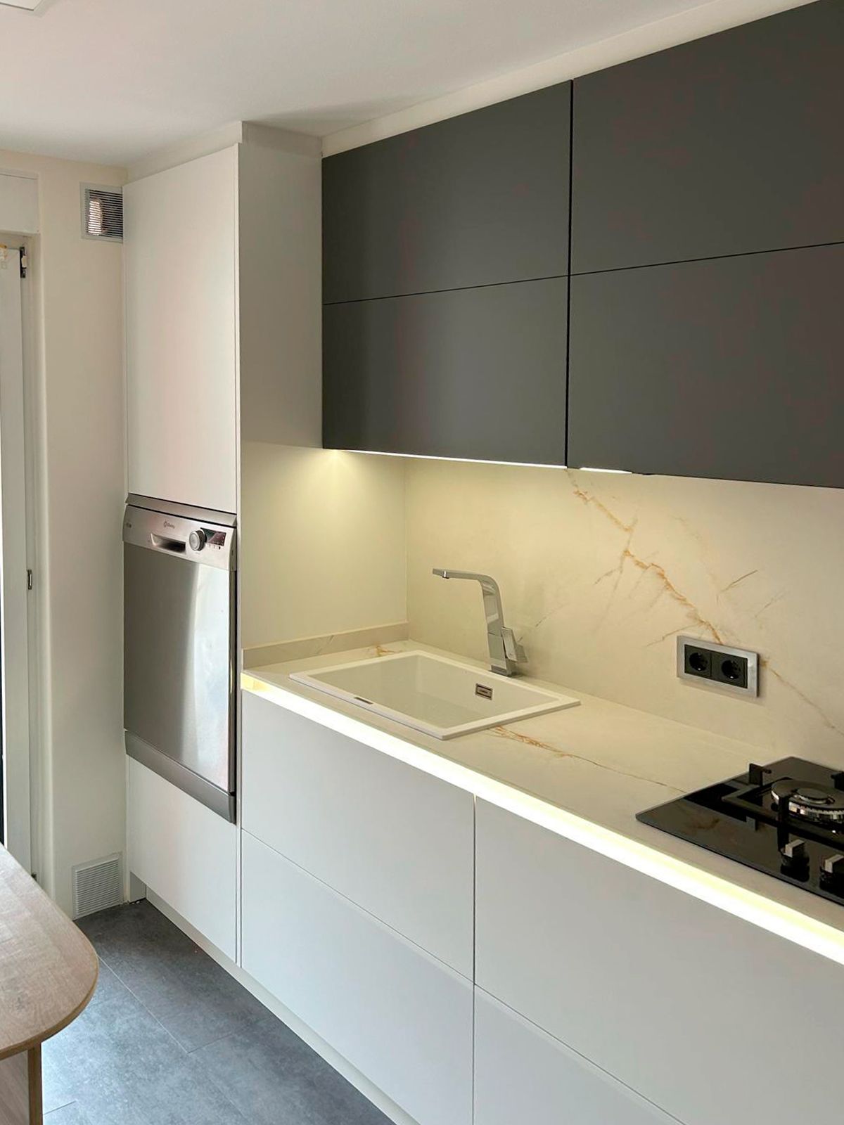 Cocina moderna en blanco y gris con madera y encimera porcelánica Soinco