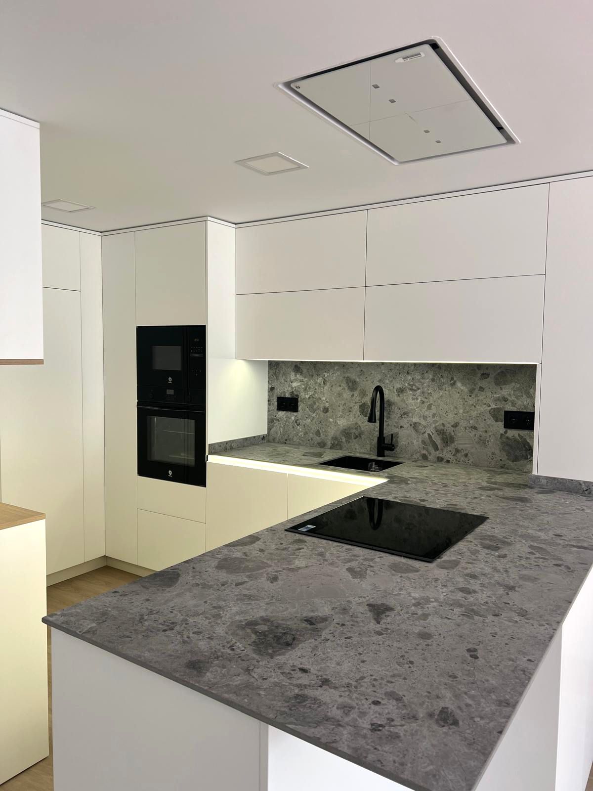 Cocina blanca moderna con encimera gris piedra – Soinco