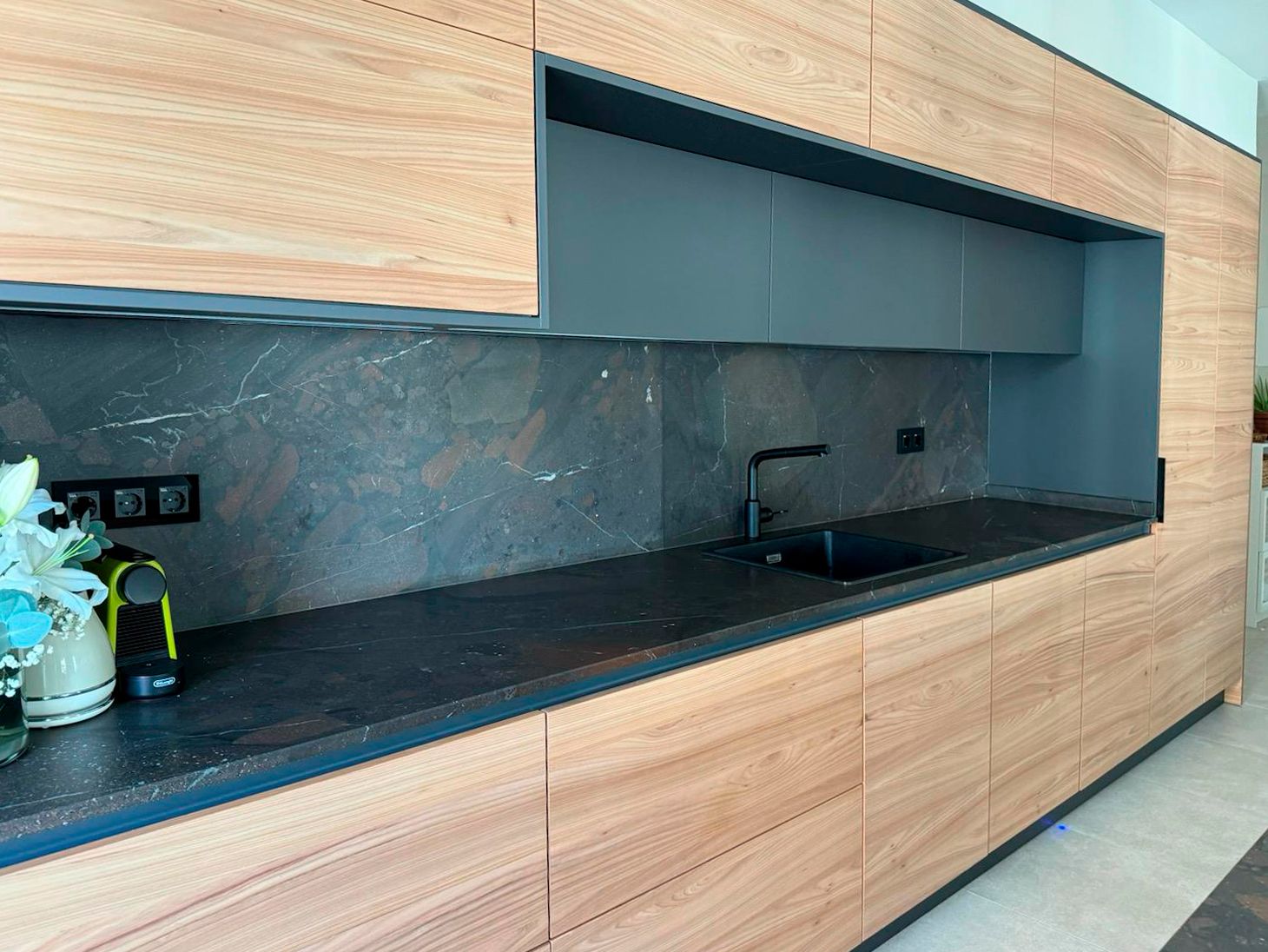 Cocina gris imitación madera | Cocinas Soinco