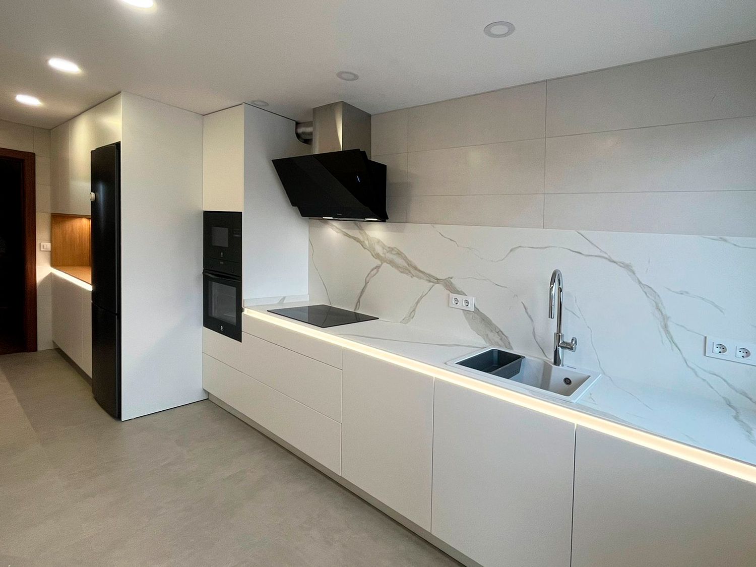 Encimera efecto mármol con fregadero y grifo cromado