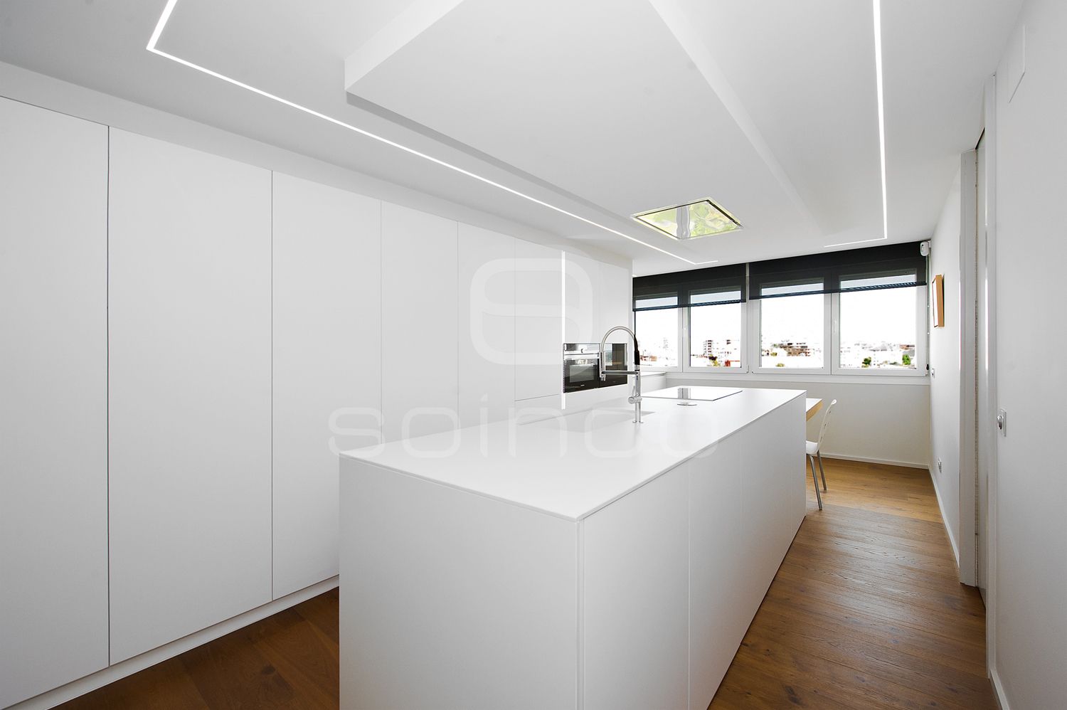 cocina blanca minimalista con isla