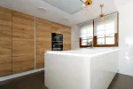 Isla blanca instalada en una cocina de madera