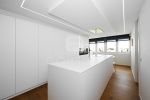 Cocina minimalista blanca con isla