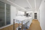 Cocina con isla en color blanco