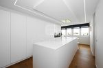 Cocina blanca de diseño minimalista