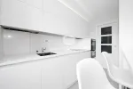 Cocinas blanca muy luminosa con grifo en blanco de Cocinas Soinco
