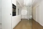 cocina blanca con tabique de cristal