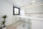 cocina con pared de cristal con barra soinco