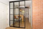 cocina con puerta de cristal blanco y madera cocinas soinco