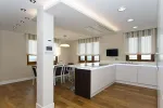 cocina blanca con detalles en madera natural