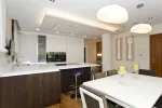 cocina blanca y madera