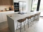 cocina con isla porcelanico marmol