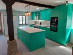 cocina con isla verde