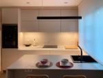 Cocina blanca con encimera de mármol y toques en madera diseñada por Soinco