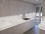 Cocina minimalista blanca con iluminación LED integrada de Soinco