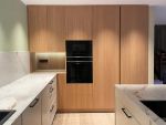 Muebles altos en madera con electrodomésticos integrados en cocina moderna de Cocinas Soinco.