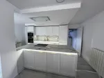 Diseño de cocina clásica renovada blanca con detalles dorados en Cantabria.