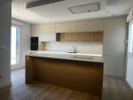 Cocina moderna con isla central y acabados en madera natural en Cantabria