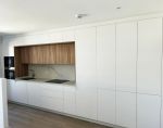 Cocina blanca con gran almacenaje a medida