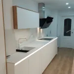 Cocina estrecha de diseño minimalista