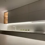 Cocina a medida en tonos grises ahumados con diseño minimalista y estética sobria