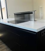 Campana extractora integrada en encimera para cocina moderna con tecnología invisible