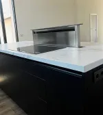 Campana extractora integrada en encimera para cocina moderna con tecnología invisible