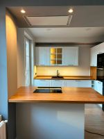 Cocina con campana plana incrustada en el techo | Cocinas Soinco
