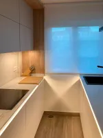 Encimera de cocina blanca con iluminación LED integrada, diseño Soinco