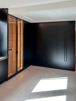 Cocina negra moderna con vitrina de cristal iluminada y frentes mate Soinco