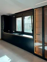 Cocina negra contemporánea con iluminación integrada y armarios a medida Soinco