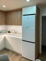 Cocina blanca con muebles de madera y encimera porcelánica Soinco
