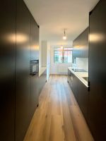 Cocina negra moderna y encimera blanca