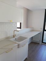 Encimera de cocina a medida adaptada en Cantabria con espacio accesible y diseño funcional