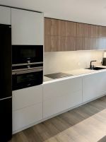 Cocina blanca y madera con diseño moderno y funcional &ndash; Cocinas Soinco Cantabria