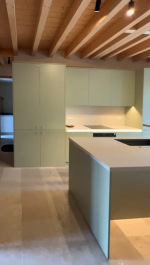 Frentes de cocina verde claro con electrodomésticos empotrados.