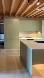 Frentes de cocina verde claro con electrodomésticos empotrados.