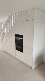 Muebles de cocina integrados bajo escalera en Cantabria