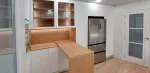 Cocina blanca y madera con barra auxiliar