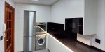 Cocina blanca con encimera negra y luz LED integrada Soinco