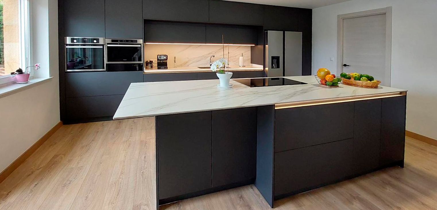 Cocina moderna negra con isla y luces LED integradas, diseño Soinco