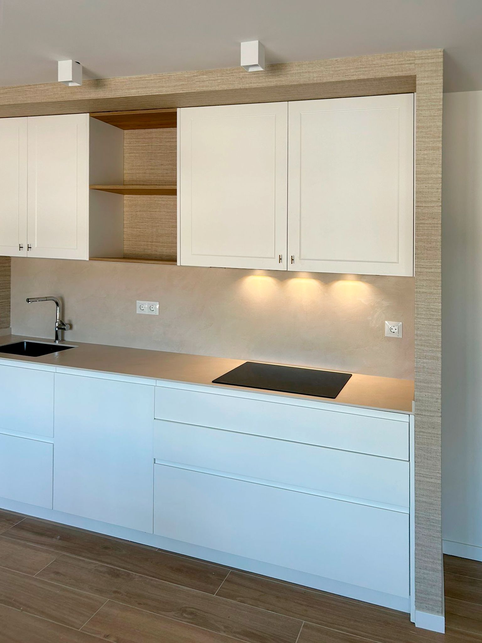 Cocina blanca moderna con encimera beige y diseño natural de Soinco